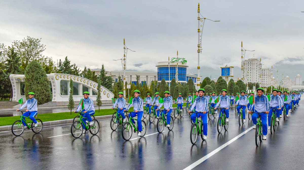 President Serdar Berdimuhamedov took part in the mass bicycle race